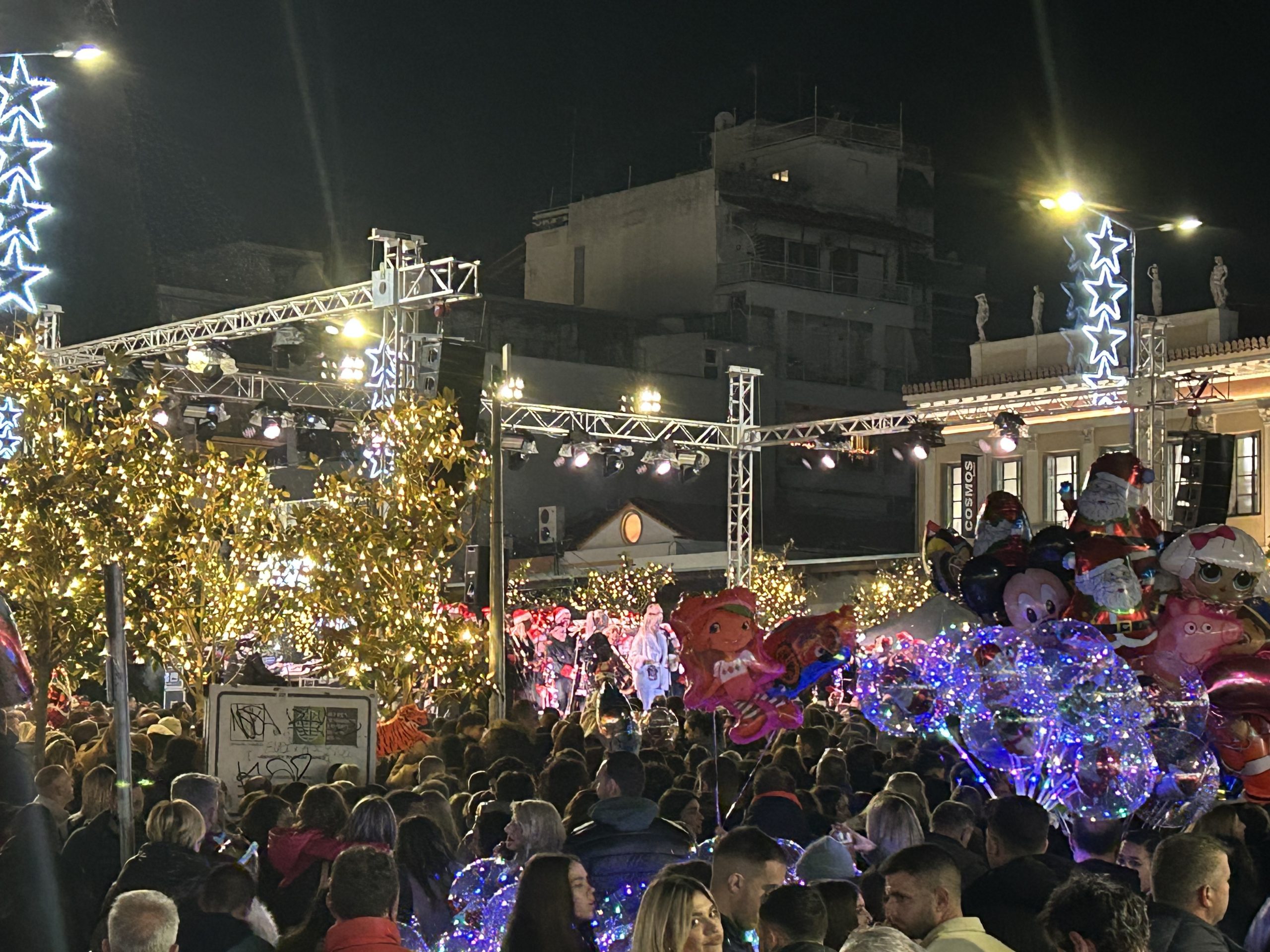 Η Φωταγώγηση του Χριστουγεννιάτικου Δέντρου στη Λαμία: Μουσική, Λάμψη και Γιορτινή Διάθεση